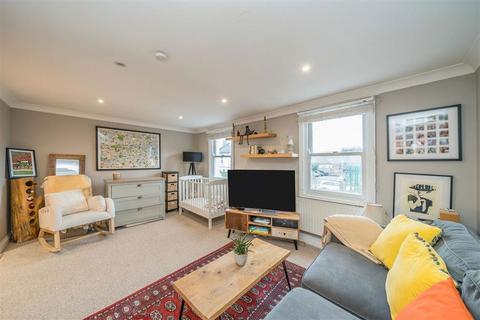 1 bedroom flat to rent, Queens Road, Teddington TW11