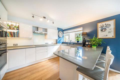 2 bedroom flat to rent, Broom Park, Teddington TW11