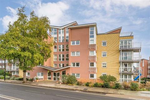 2 bedroom flat to rent, Twickenham Road, Teddington TW11