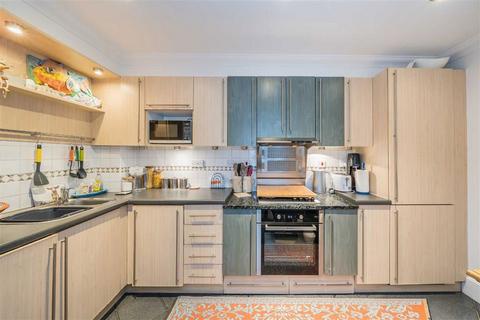 2 bedroom flat to rent, Twickenham Road, Teddington TW11