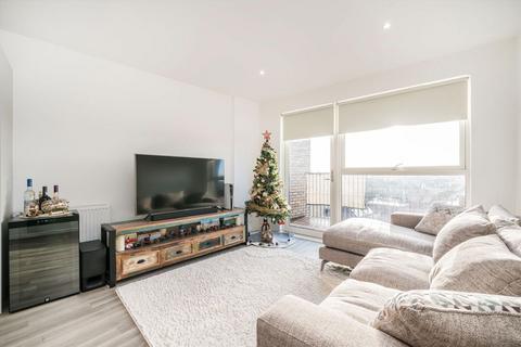 2 bedroom flat for sale, Selbourne Avenue, Hounslow TW3