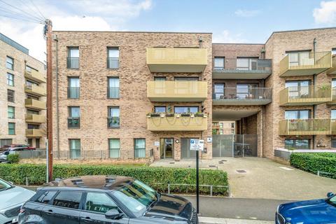 2 bedroom flat for sale - Selbourne Avenue, Hounslow TW3