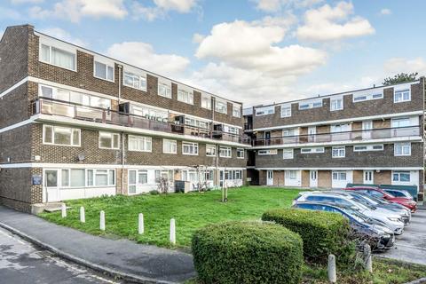 3 bedroom flat for sale - Wessex Close, Kingston Upon Thames KT1