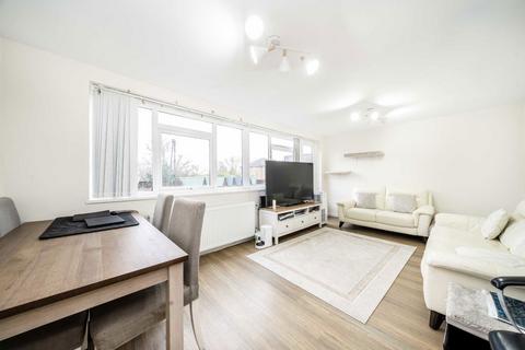 3 bedroom flat for sale, Wessex Close, Kingston Upon Thames KT1