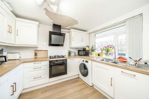 3 bedroom flat for sale, Wessex Close, Kingston Upon Thames KT1
