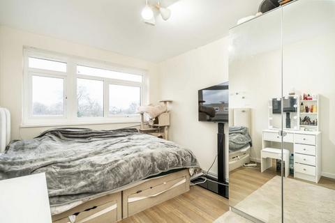 3 bedroom flat for sale, Wessex Close, Kingston Upon Thames KT1
