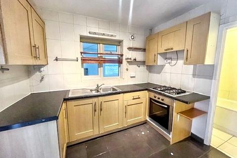 3 bedroom end of terrace house to rent, Beaumont Road, Slough SL2