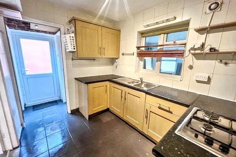 3 bedroom end of terrace house to rent, Beaumont Road, Slough SL2