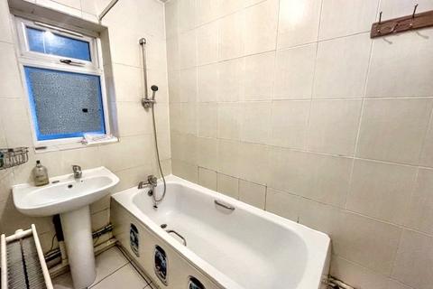 3 bedroom end of terrace house to rent, Beaumont Road, Slough SL2