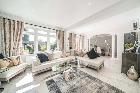 3 bedroom semi-detached house for sale, Elmcroft Drive, Chessington KT9