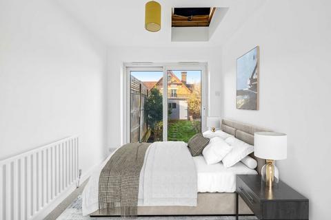 2 bedroom flat for sale, Curzon Road, London W5