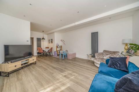 2 bedroom flat for sale, Mount Avenue, London W5