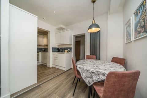 2 bedroom flat for sale, Mount Avenue, London W5
