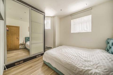 2 bedroom flat for sale, Mount Avenue, London W5