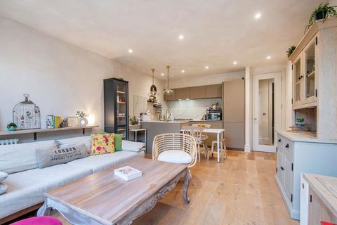 2 bedroom flat for sale, Granville Gardens, London W5