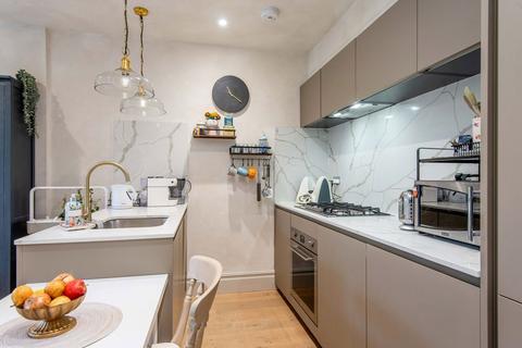 2 bedroom flat for sale, Granville Gardens, London W5