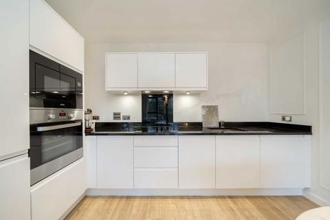 3 bedroom flat for sale, Lakeside Drive, London NW10
