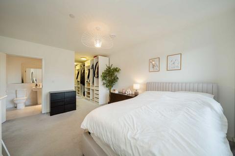 3 bedroom flat for sale, Lakeside Drive, London NW10