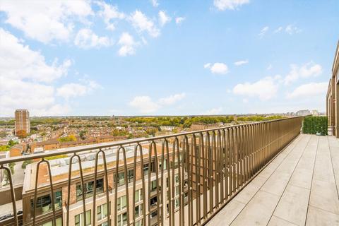 3 bedroom flat for sale, Parkland Walk, London SW6