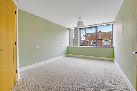 2 bedroom apartment for sale, Kingston Road, Raynes Park, London. SW20 8DA