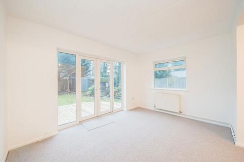3 bedroom flat for sale, Wellington Road, Twickenham TW2