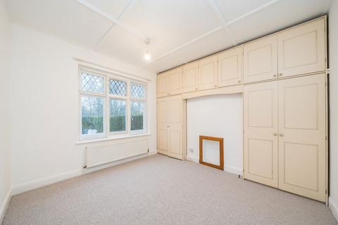 3 bedroom flat for sale, Wellington Road, Twickenham TW2