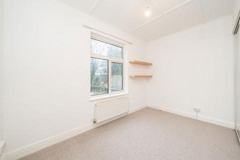 3 bedroom flat for sale, Wellington Road, Twickenham TW2