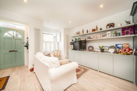 3 bedroom terraced house to rent, Chestnut Road, Twickenham TW2