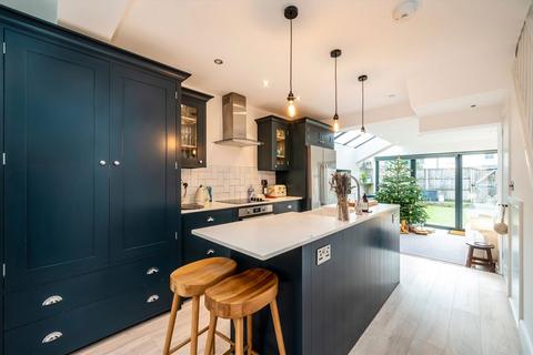3 bedroom terraced house to rent, Chestnut Road, Twickenham TW2