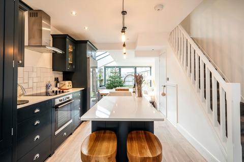 3 bedroom terraced house to rent, Chestnut Road, Twickenham TW2