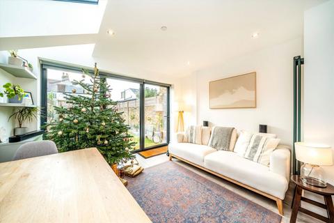 3 bedroom terraced house to rent, Chestnut Road, Twickenham TW2