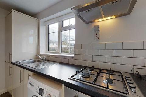 2 bedroom flat for sale, Elm Court, Brackenwood Close, Ilkley, LS29