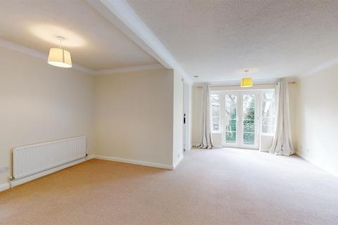 2 bedroom flat for sale, Elm Court, Brackenwood Close, Ilkley, LS29