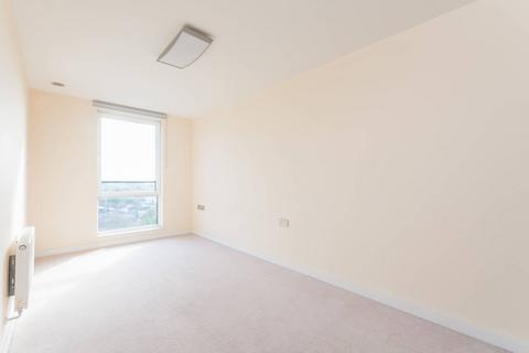 2 bedroom flat to rent, The Green, Southall, UB2