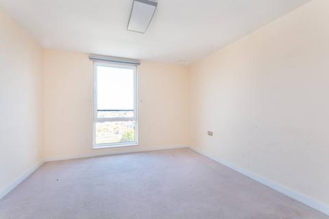 2 bedroom flat to rent, The Green, Southall, UB2