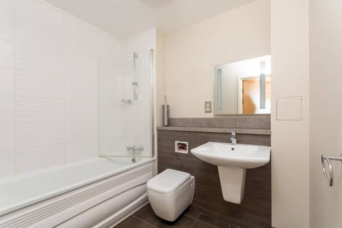 2 bedroom flat to rent, The Green, Southall, UB2