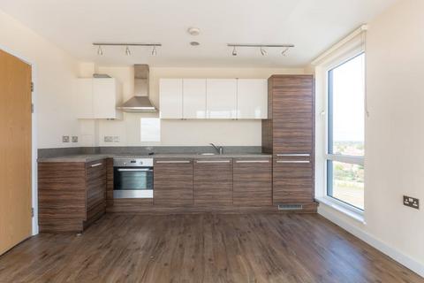 2 bedroom flat to rent, The Green, Southall, UB2
