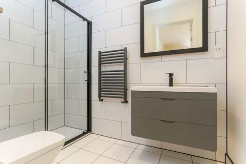 2 bedroom flat to rent, Lily Place, London EC1N