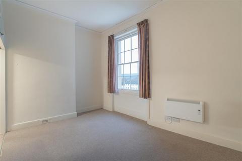 Studio to rent, Pittville Lawn, Cheltenham
