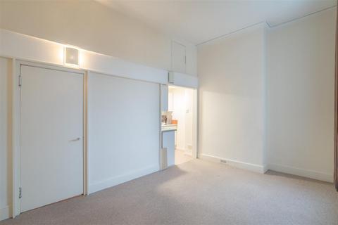 Studio to rent, Pittville Lawn, Cheltenham