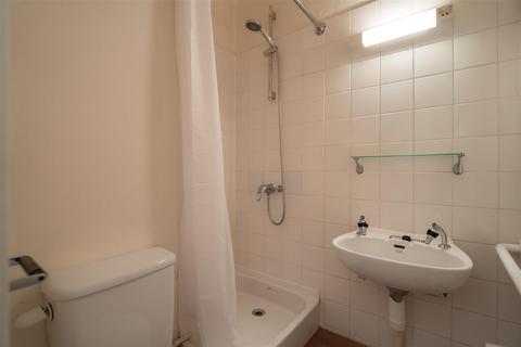 Studio to rent, Pittville Lawn, Cheltenham