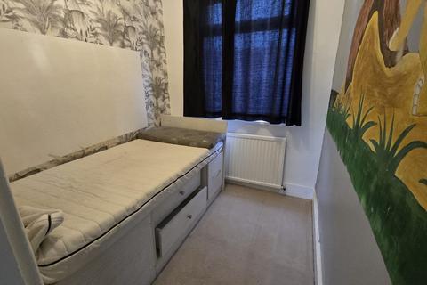 3 bedroom terraced house to rent, Gelsthorpe Road, RM5