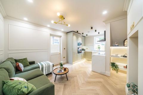 2 bedroom flat for sale, Loubet Street, London SW17