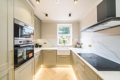 2 bedroom flat for sale, Loubet Street, London SW17