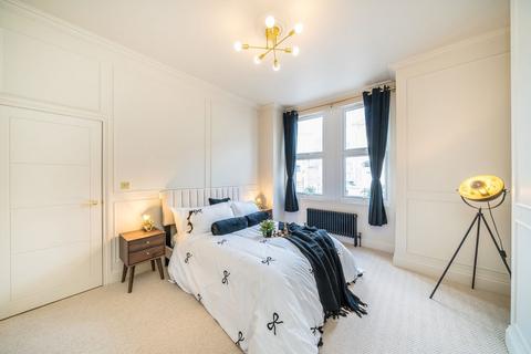2 bedroom flat for sale, Loubet Street, London SW17