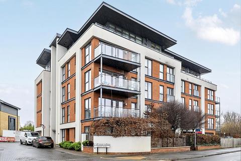 2 bedroom flat for sale - Sycamore Avenue, Woking, Surrey, GU22