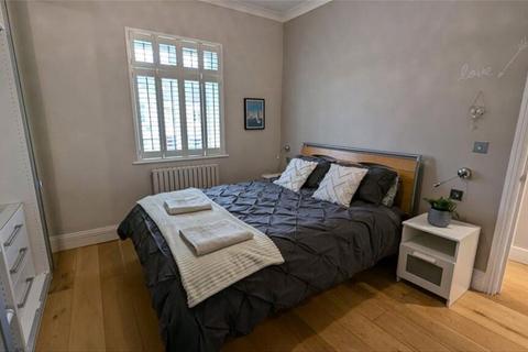 3 bedroom semi-detached house to rent, Manor Road, Richmond TW9