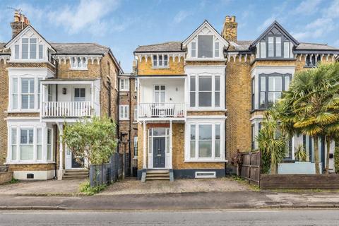 2 bedroom flat to rent - River Bank, East Molesey KT8