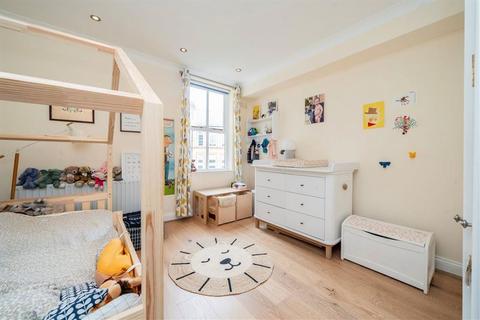 3 bedroom flat to rent, Blythe Road, London W14