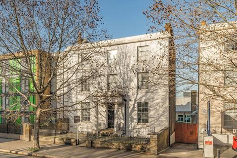 Wandsworth Road, London SW8